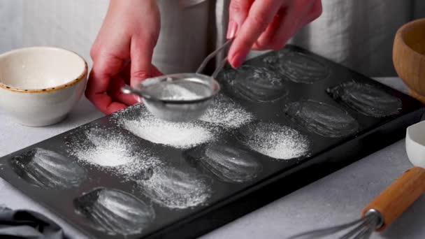 Mjöl Siktning Med Såll Över Madeleiner Bakning Bricka Matlagning Madeleiner — Stockvideo