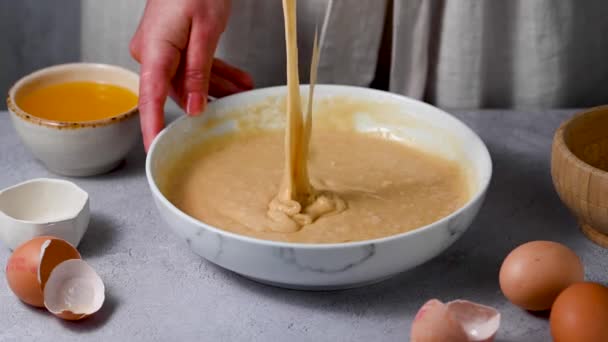 Mezclar Harina Con Mezcla Huevo Cocinar Pastel Pastel Panqueques Cocinar — Vídeo de stock