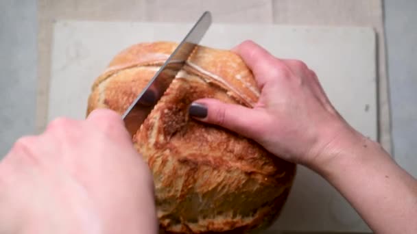Смажений Хліб Жінки Руками Ріжуть Цілий Сільський Хліб Навпіл — стокове відео