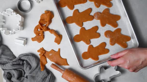 Biscoitos Homens Gengibre Natal Assadeira Prontos Para Cozinhar — Vídeo de Stock