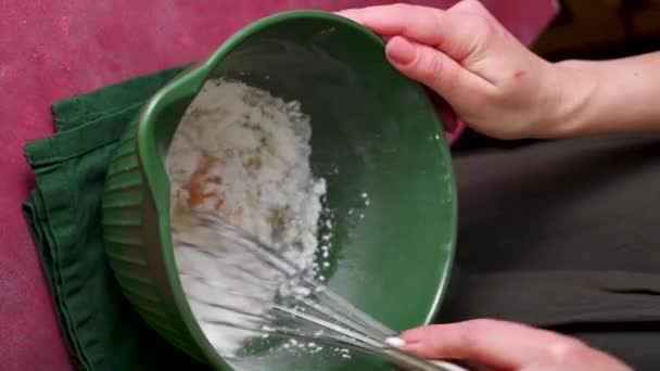 Ανακατεύοντας Αλεύρι Και Αυγά Φτιάχνοντας Ζύμη Για Κέικ Μπισκότα Τάρτα — Αρχείο Βίντεο