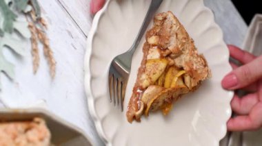 Tarçınlı elmalı tart tatlısı. Ev yapımı pasta.