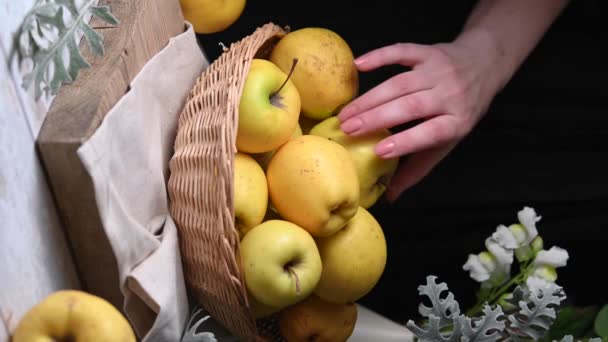 Manzanas Amarillas Tazón — Vídeo de stock
