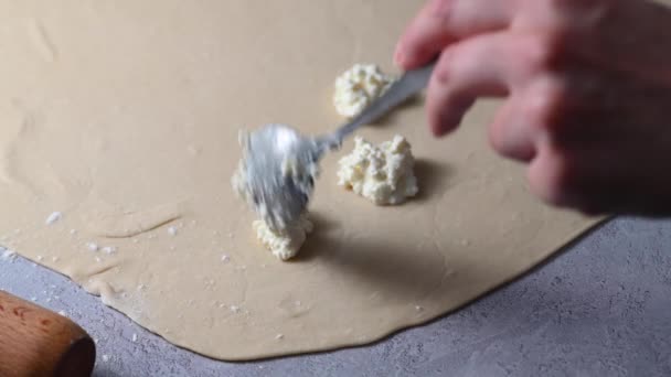 Μαγειρεύω Ραβιόλια Προσθήκη Γεμίσματος Ρικότα Και Τυρί Cottage Στη Ζύμη — Αρχείο Βίντεο