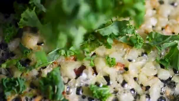 Kale Bladeren Een Pan Met Uien Gezond Voedsel — Stockvideo