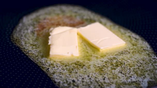 Manteiga Derretendo Sizzling Frigideira Close — Vídeo de Stock