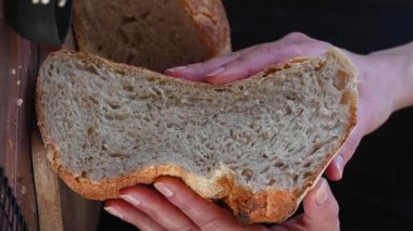Esnaf mayalı sağlıklı ekmek, ev yapımı, karanlık ve karamsar.