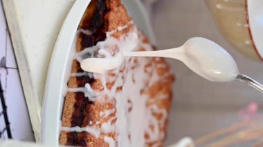 Tart, pasta, turta üzerine krema dök..