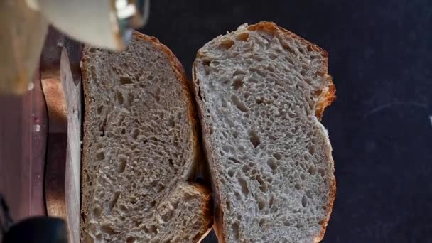 Close Ambachtelijk Zuurdesem Gezond Brood Met Hoge Hydratatie — Stockvideo