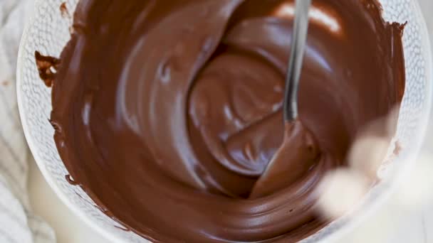 Close Roeren Gesmolten Vloeibare Chocolade Mengen Van Melkchocolade Het Toetje — Stockvideo