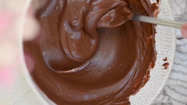 クローズアップで溶けた液体チョコレートを混ぜたミルクチョコレート 自宅でデザートを作る — ストック動画