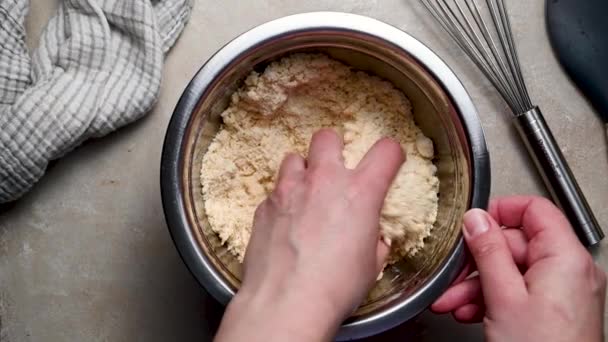 Amassar Massa Pão Cru Tigela Com Mãos Cozimento Casa Conceito — Vídeo de Stock