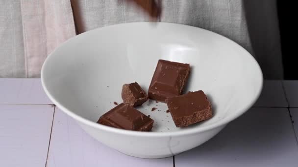 Rozbité Tmavé Čokoládové Tyčinky Padající Talíř — Stock video