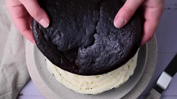 煮巧克力巧克力蛋糕 女性的手添加一层海绵蛋糕 — 图库视频影像