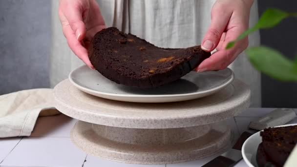 케이크 스탠드에 스폰지 케이크 추가하는 초콜릿 케이크 — 비디오