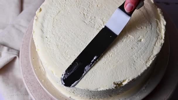 女人们用奶油塑造海绵蛋糕 在蛋糕上涂上光滑的白色奶油 家庭烘焙 — 图库视频影像