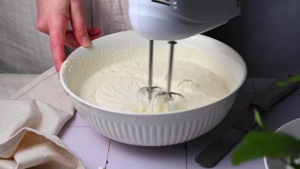 Kermavaahtoa Sekoittimella Valkoisessa Kulhossa Vispilä Ruoskittavaksi Keittäminen Jälkiruoka Kakku — kuvapankkivideo