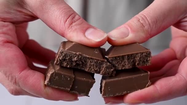 Caucásicas Manos Femeninas Sosteniendo Rompiendo Barra Chocolate Cerca — Vídeo de stock