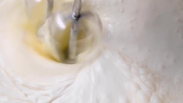 Μαστίγωμα Κρέμα Γάλακτος Ένα Μίξερ Closeup Χτυπήστε Για Μαστίγωμα Μαγειρική — Αρχείο Βίντεο