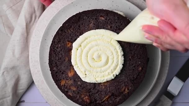 Zelf Gebakken Chocoladetaart Versieren Vrouwelijke Handen Piping Out Slagroom Een — Stockvideo