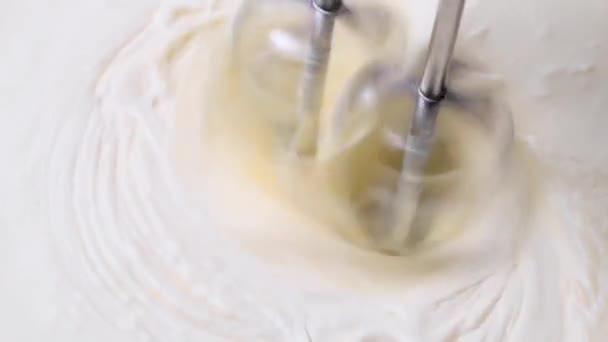 Збивання Вершків Мікшером Крупним Планом Збивання Збивання Кулінарний Десерт Торт — стокове відео