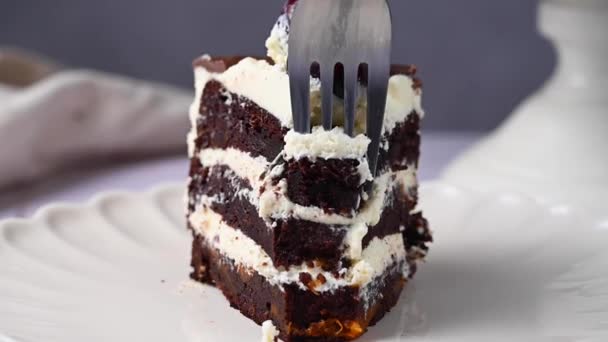 Kawałek Ciasta Czekoladowego Kremem Waniliowym Słodkie Jedzenie Deser — Wideo stockowe