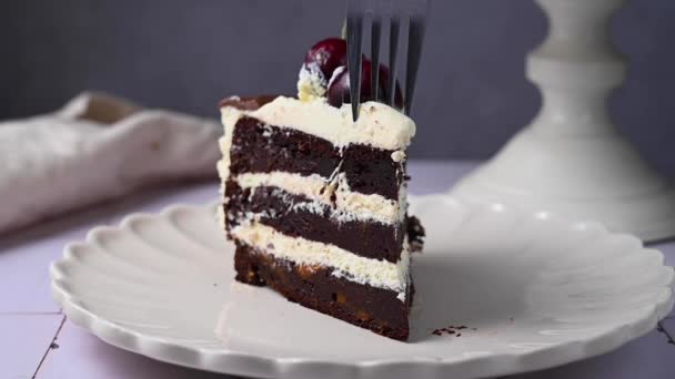 Fetta Torta Cioccolato Con Crema Alla Vaniglia Cibo Zucchero Dessert — Video Stock