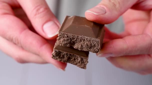 チョコレートバーを閉じている白人女性の手 — ストック動画