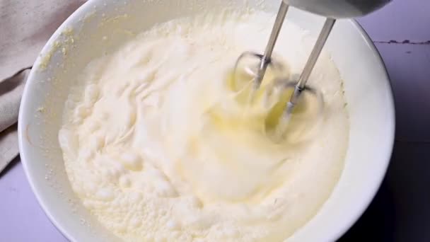 Μαστίγωμα Κρέμα Γάλακτος Ένα Μίξερ Closeup Χτυπήστε Για Μαστίγωμα Μαγειρική — Αρχείο Βίντεο