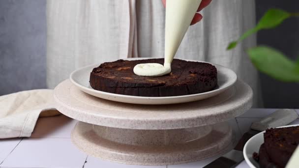 Décorer Gâteau Chocolat Maison Mains Féminines Piping Out Crème Fouettée — Video