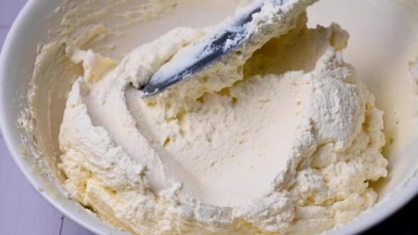 Bir Kasede Krem Şanti Karıştırır Kek Için Beyaz Krema Pişirir — Stok video