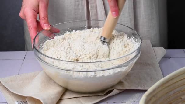 Mãos Femininas Amassando Massa Fazendo Pão Massa Utilizando Receita Tradicional — Vídeo de Stock