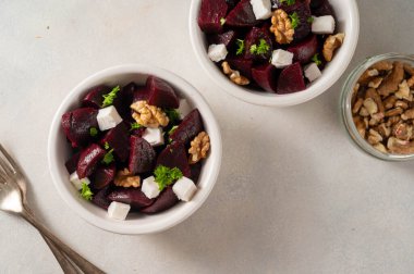 Feta peynirli ve cevizli pancar salatası..