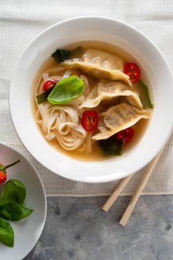 Beyaz kasede köfteli Gyoza miso çorbası, parlak arka plan, Top View.