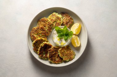 Kabaklı börek ya da yoğurt soslu vejetaryen kabaklı gözleme..