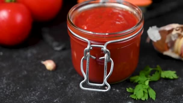 Tomatpuré Ett Glas Hemlagade Tomater Sås Mörk Bakgrund — Stockvideo