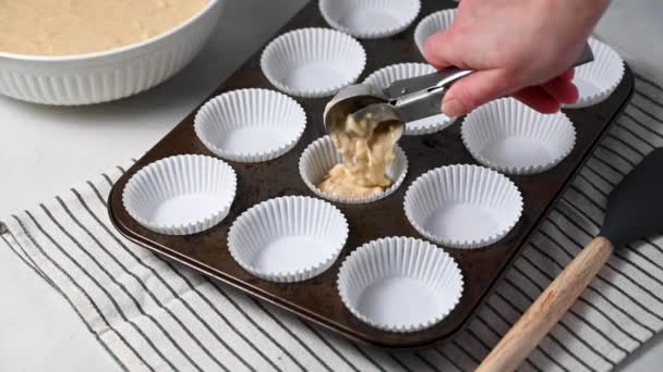 Fylla Muffins Pappershållare Med Deg Matlagning Muffins — Stockvideo