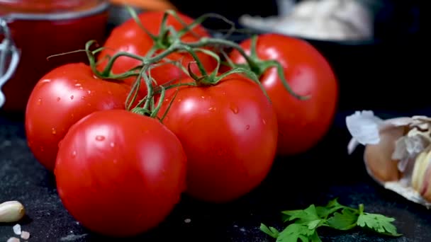 Tomat Merah Dan Tomat Saus Pada Latar Belakang Hitam — Stok Video