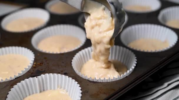 Enchendo Suportes Papel Cupcake Com Massa Crua Cozinhando Muffins — Vídeo de Stock