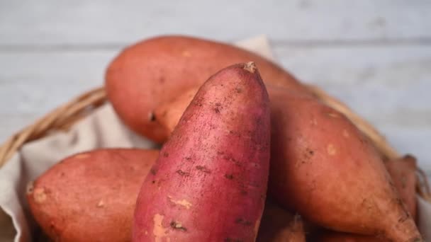Batatas Crudas Enteras Una Cesta Sobre Fondo Brillante Vista Superior — Vídeo de stock