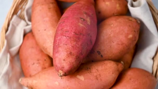 Batatas Doces Cruas Inteiras Uma Cesta Fundo Brilhante Vista Superior — Vídeo de Stock