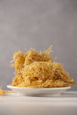 Deniz yosunu, yiyecek olarak kullanılan kurumuş deniz yosunu.