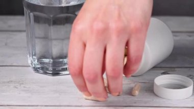 Beyaz kapsüller, Kolajen, vitaminler, ağrı kesiciler, gıda takviyeleri hapları.