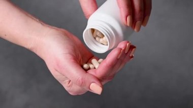 Beyaz kapsüller, kolajenler, vitaminler, ağrı kesiciler, gıda takviyeleri hapları.