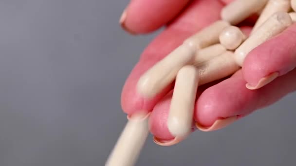 Weibliche Hände Halten Einen Haufen Weißer Kapseln Kollagen Vitamine Schmerzmittel — Stockvideo