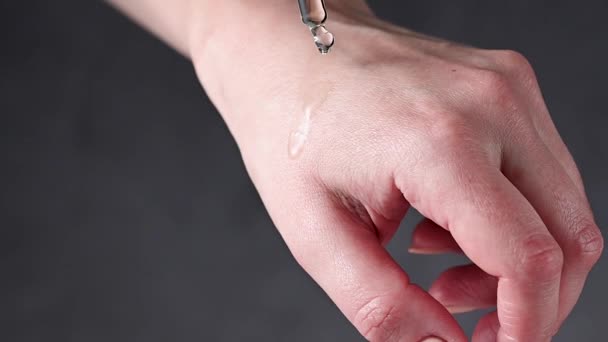 Kobiece Ręce Dbają Zbliżenie Ujęcia Dłoni Kobiet Stosujących Olejek Surowicy — Wideo stockowe