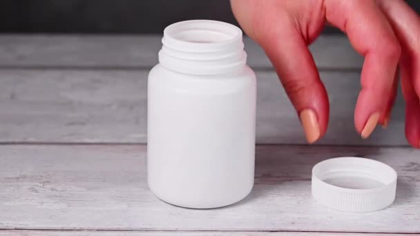 Kosttillskott Vit Plastflaska Vita Kapslar Kollagen Vitaminer Värktabletter Kvinnors Händer — Stockvideo