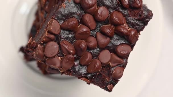 チョコレートチップ付きトップビュー自家製健康的な小麦粉のないブラウニー正方形 — ストック動画