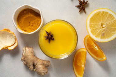 Bağışıklık güçlendirici içecek. Zencefil, portakal suyu ve zerdeçal şurubu.