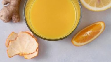 Bağışıklık güçlendirici içecek. Zencefil, portakal, zerdeçal, sağlıklı meyve suyu..